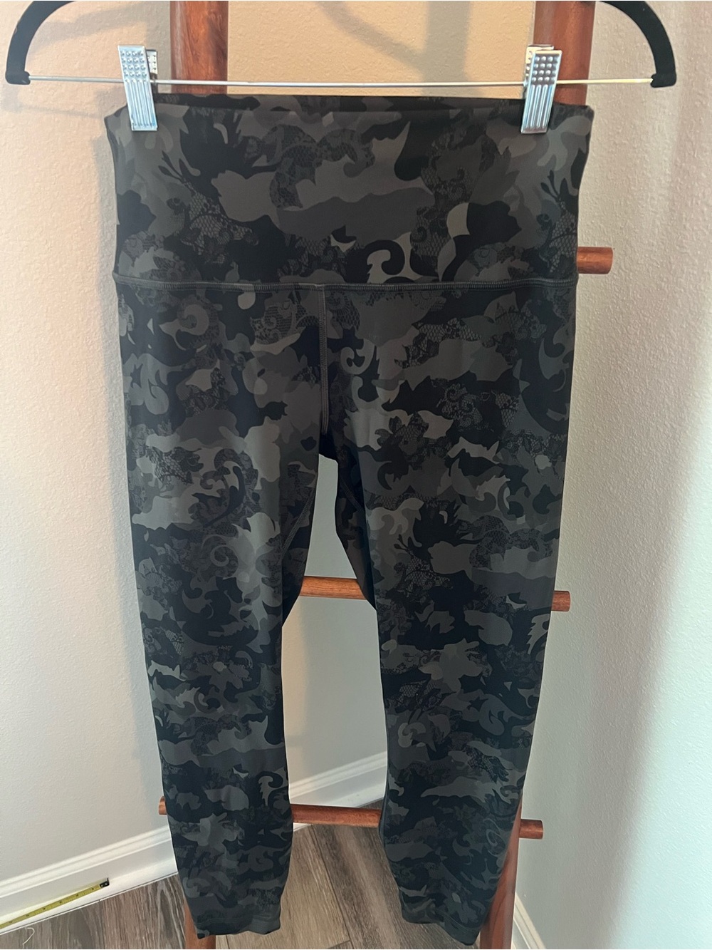 Lululemen Women's Black Camouflage Performance Leggings Size 12 23" inseam
